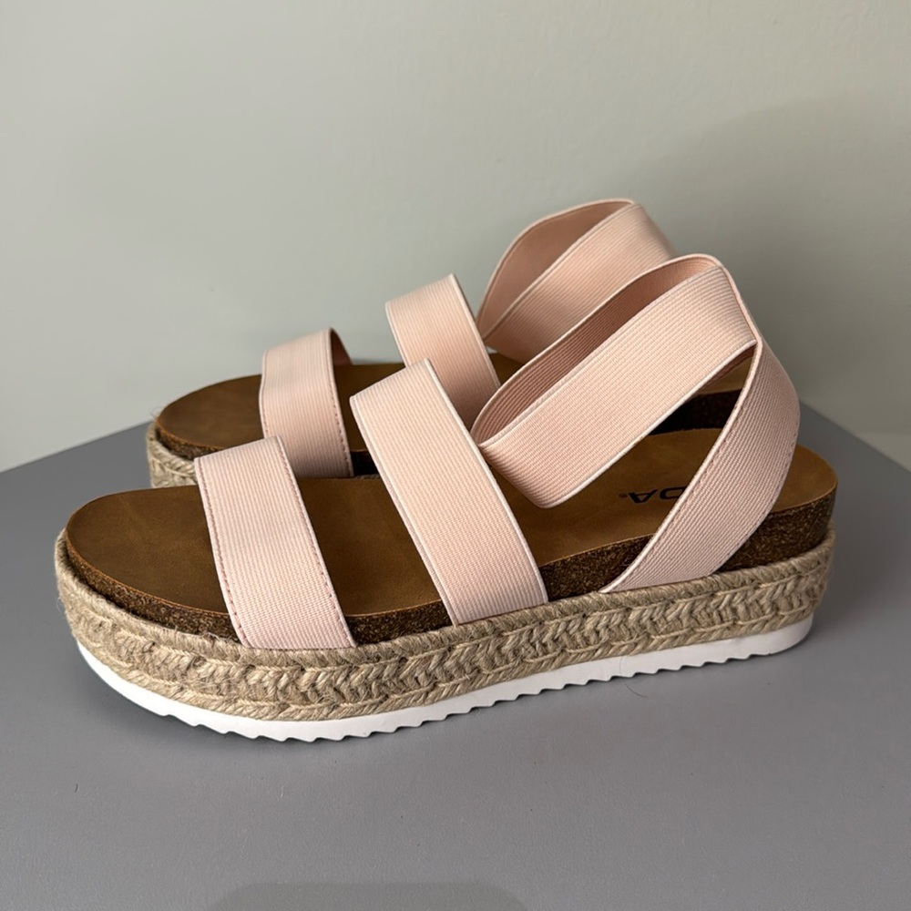 Soda Juno Platform Sandals blush pink color size 8